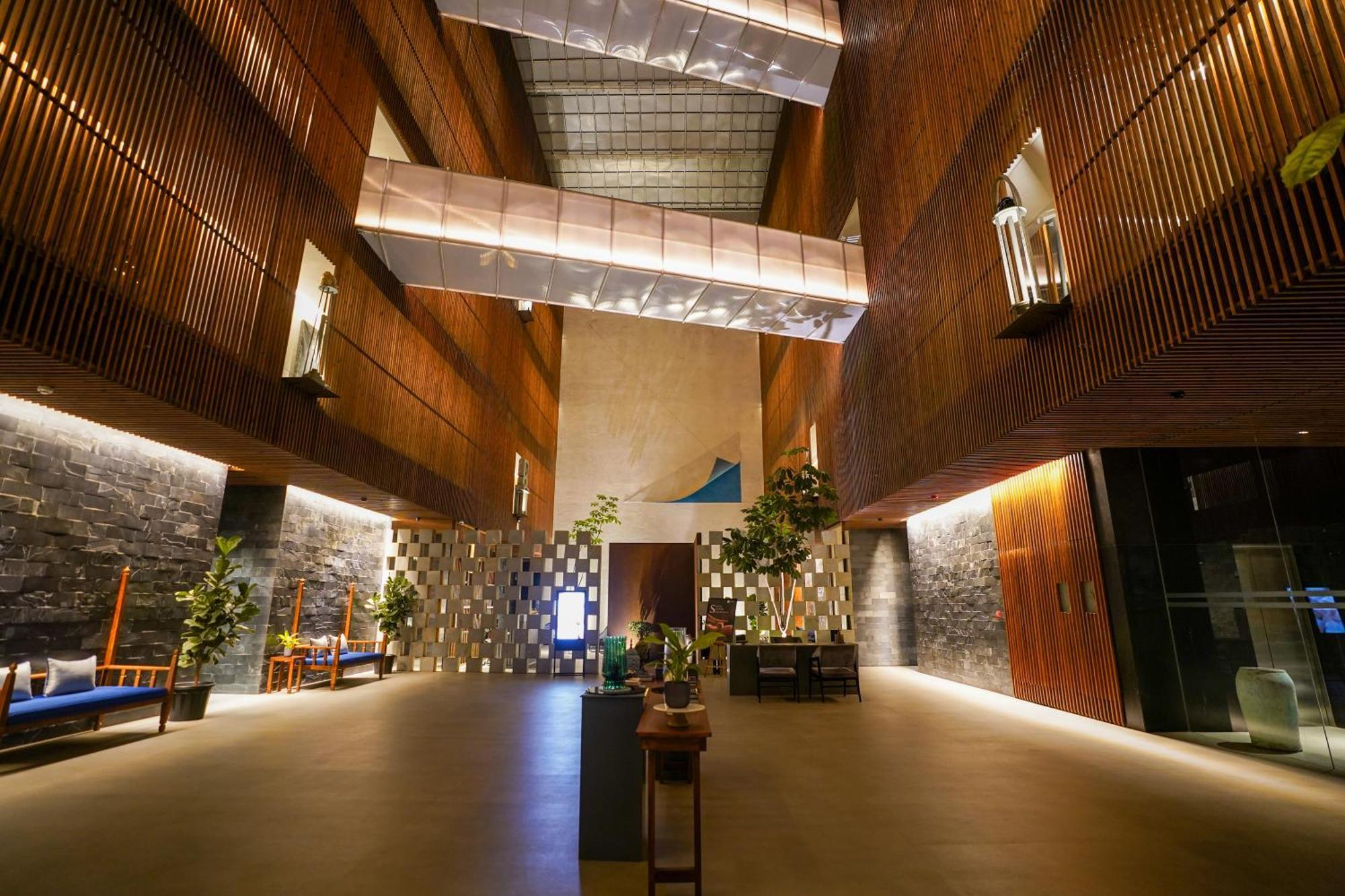Radisson Resort And Spa Lonavala Ngoại thất bức ảnh The lobby of the hotel