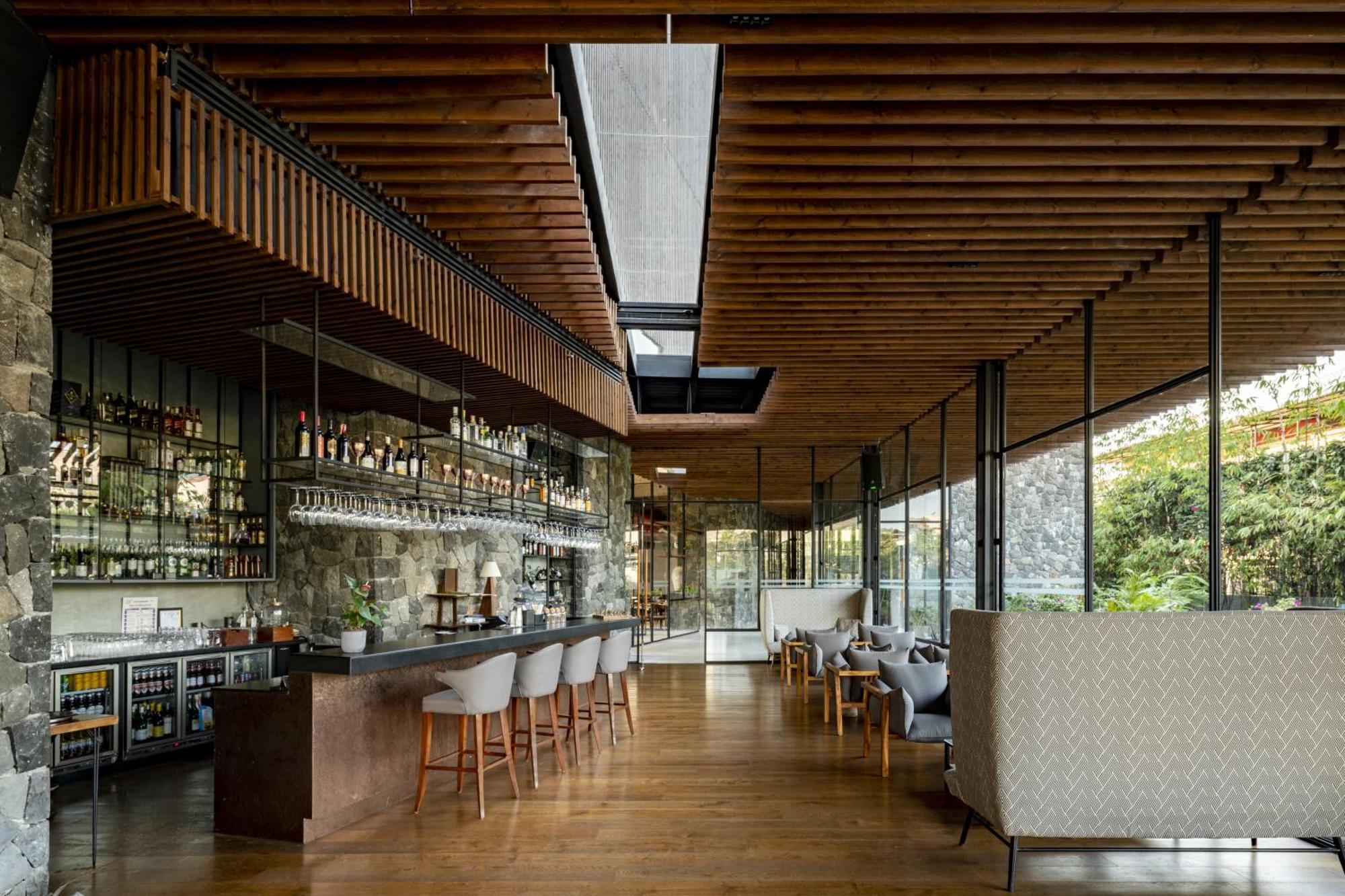 Radisson Resort And Spa Lonavala Ngoại thất bức ảnh Restaurant interior