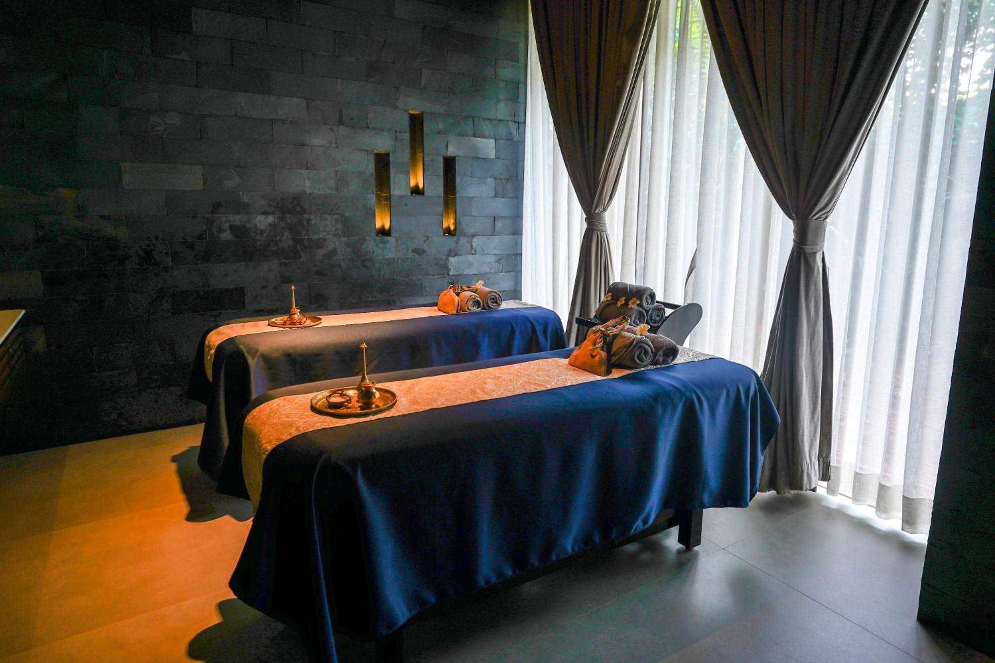 Radisson Resort And Spa Lonavala Ngoại thất bức ảnh Massage beds at a spa