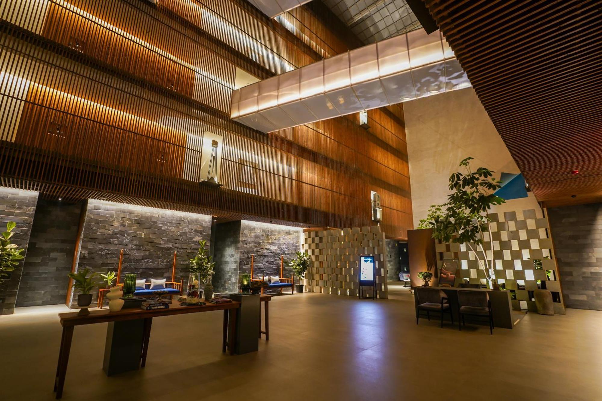 Radisson Resort And Spa Lonavala Ngoại thất bức ảnh The lobby of the hotel