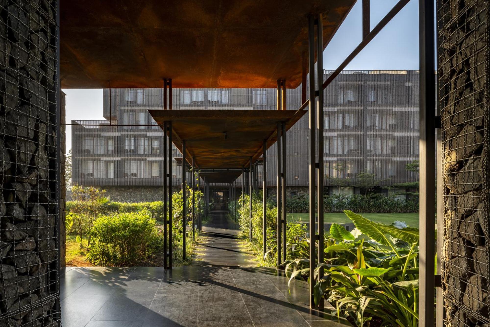 Radisson Resort And Spa Lonavala Ngoại thất bức ảnh The main entrance of the hotel