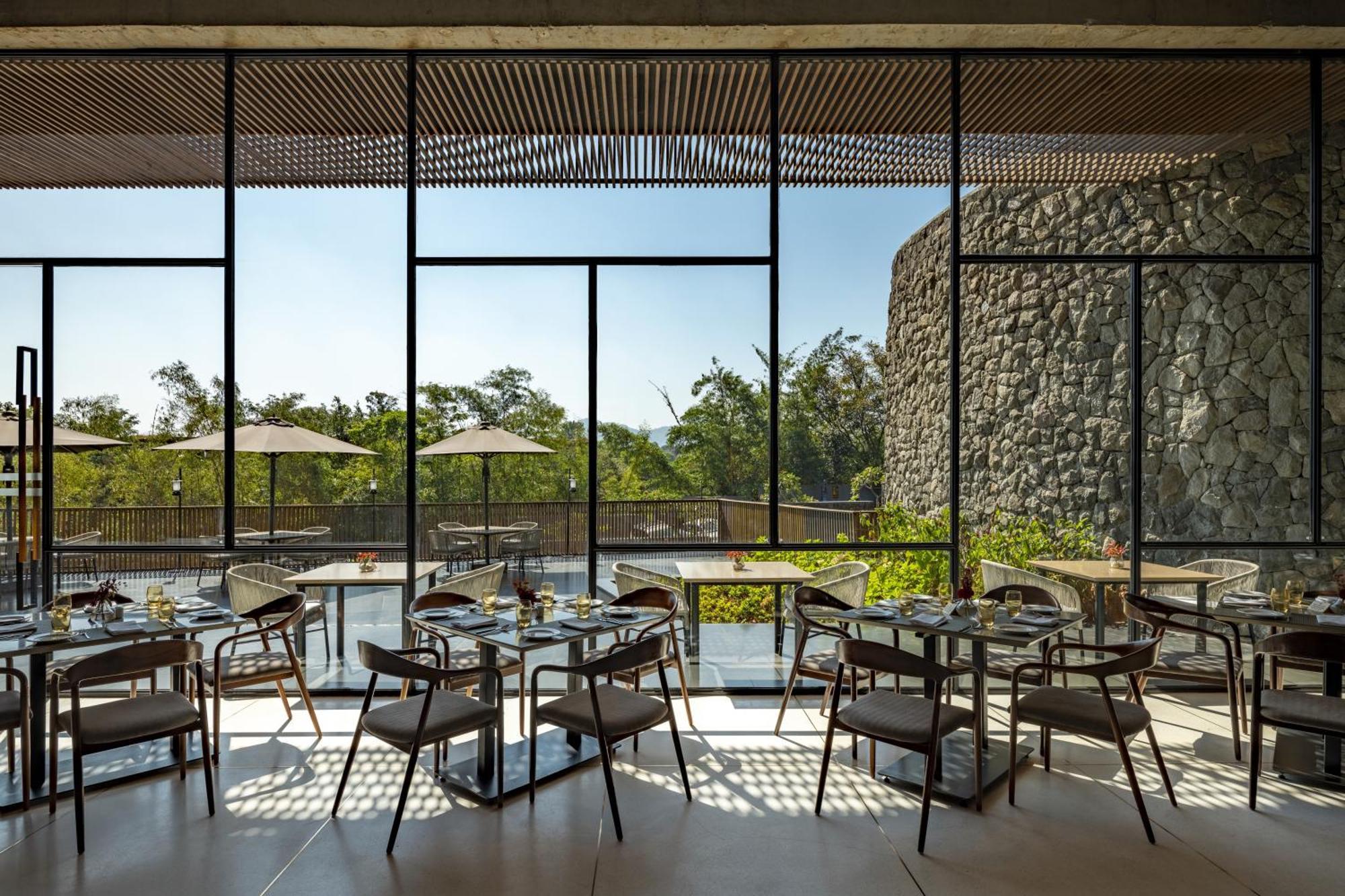 Radisson Resort And Spa Lonavala Ngoại thất bức ảnh Restaurant