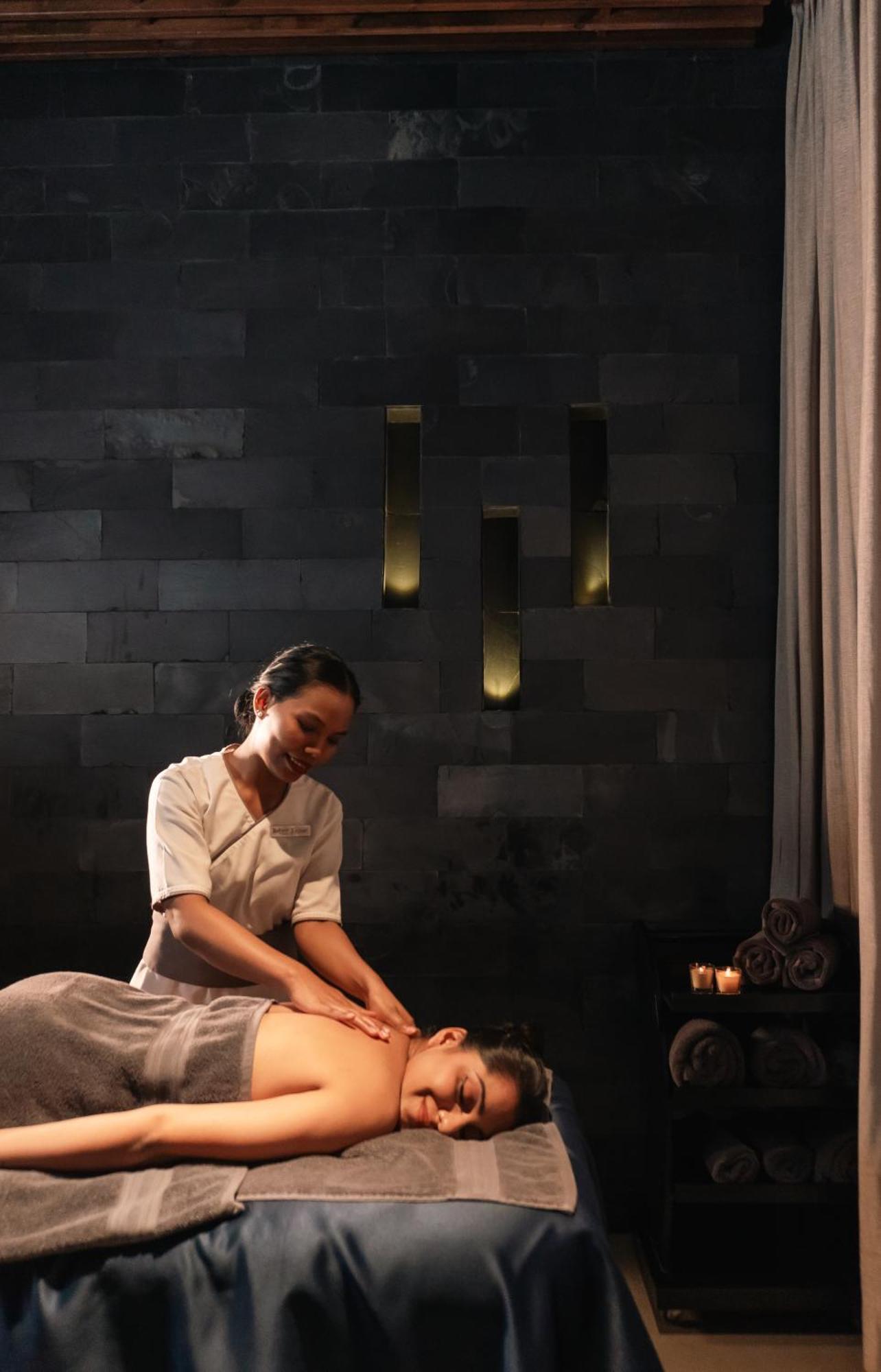 Radisson Resort And Spa Lonavala Ngoại thất bức ảnh A spa treatment